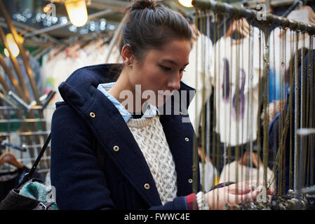 Junge Frau einkaufen In der Markthalle