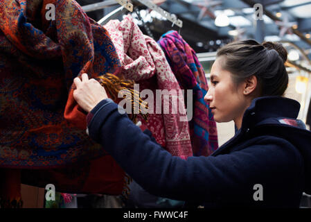 Junge Frau einkaufen In der Markthalle Stockfoto