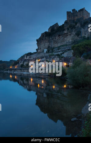 Chateau de Beynac in der Dordogne, Frankreich bei Sonnenaufgang Stockfoto