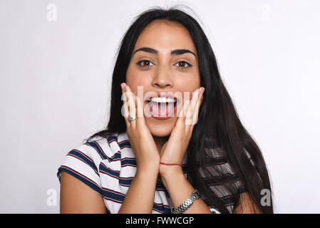 Porträt der jungen Latin Frau überrascht. Isolierten weißen Hintergrund. Stockfoto