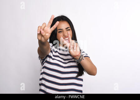 Junge schöne Frau zeigt Ausdruck. Isolierten weißen Hintergrund. Stockfoto