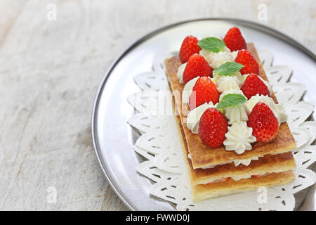 hausgemachte Erdbeer Mille Feuille, Napoleon Torte, Blätterteig Stockfoto