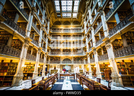 Das Innere der Peabody-Bibliothek in Mount Vernon, Baltimore, Maryland. Stockfoto