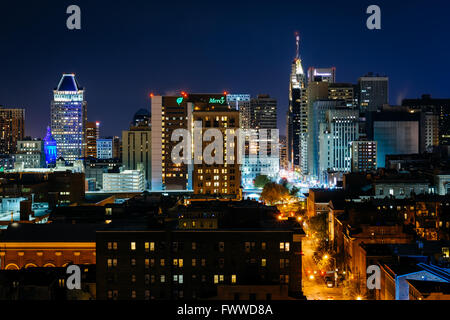 Ansicht von Gebäuden in der Innenstadt in der Nacht, in Baltimore, Maryland. Stockfoto