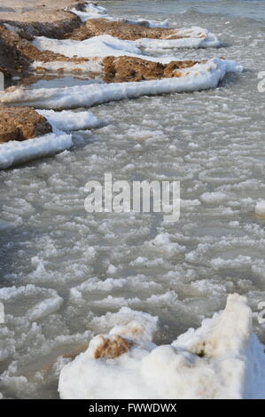 Einen schönen Blick auf den schmelzenden Schnee und Eis auf der Küste des Lake Huron im zeitigen Frühjahr Stockfoto