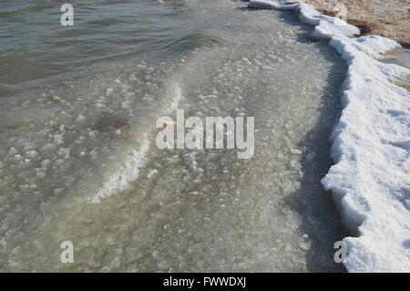 Einen Überblick über die Schnee- und Eisschmelze am Lake Huron im zeitigen Frühjahr Stockfoto