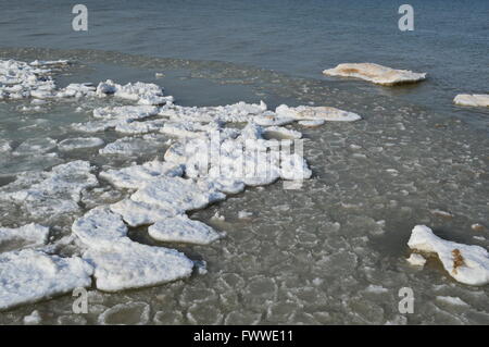 Das Eis brechen sich an den Ufern des Lake Huron im zeitigen Frühjahr Stockfoto