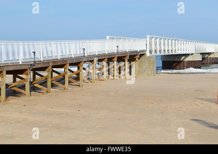 Ein seitlicher Blick auf den Pier am Lake Huron in eigenen, Michigan Stockfoto