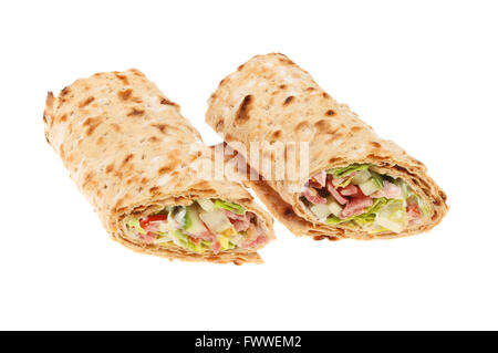 Dunkles Brot, Speck, Salat und Tomate Sandwich wickelt isoliert gegen weiß Stockfoto