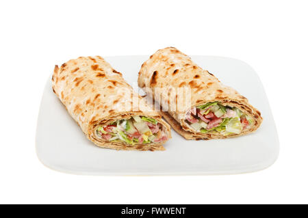 Zwei Speck, Salat und Tomate Brown Brot Sandwich umschließt auf einer Platte isoliert gegen weiß Stockfoto