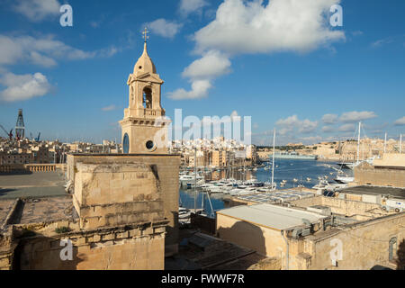 Ein Blick auf Vittoriosa Jachthafen und Grand Harbour von Birgu, Malta. Stockfoto