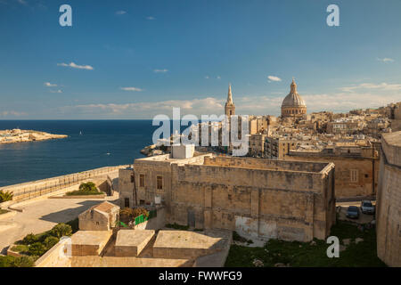 Skyline von Valletta, Malta. Kultige Karmeliter Kirche Kuppel in der Ferne. Stockfoto