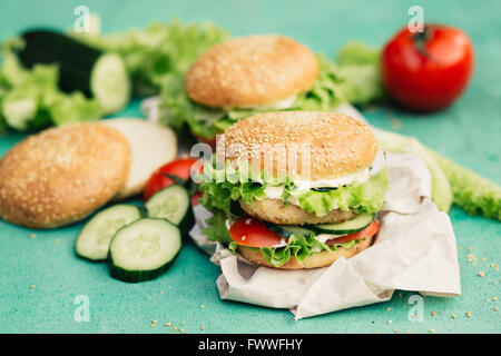 Appetitliche Burger mit Zutaten Stockfoto