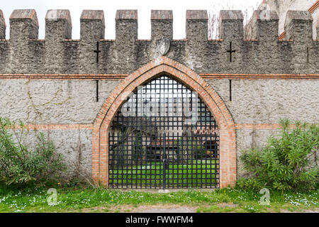 gewölbten Eingang einer mittelalterlichen Burg, die durch ein Eisentor Gitter verschlossen. Stockfoto