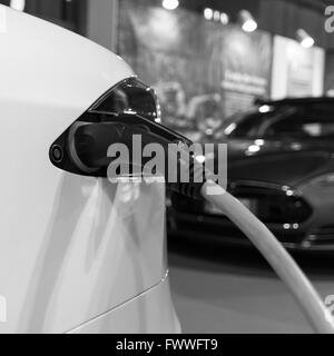 Detail der Steckdose eines Elektroautos bei der Versorgung mit elektrischer Energie. Stockfoto