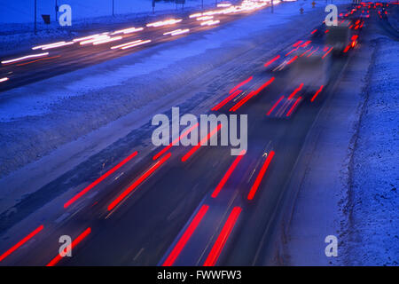 Autobahn in der Abenddämmerung mit Streifen Auto Rückleuchten Stockfoto