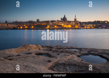 Am Abend in Valletta, Malta. Ein Blick von Sliema. Stockfoto