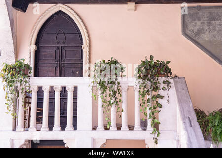 Balkon und Haustür Seite der mittelalterlichen Gerichtsgebäude in Soave, Italien. Stockfoto