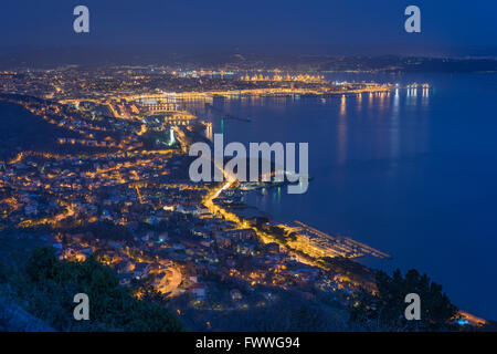 Triest, Panoramablick auf Stadt und Bucht gesehen vom Tempel des Monte Grisa, Nachtaufnahme, Triest, Friaul-Julisch Venetien Stockfoto