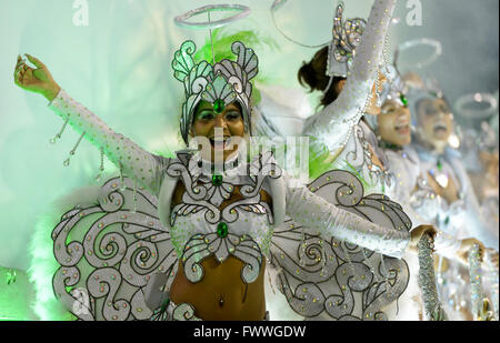 Samba-Tänzer auf eine allegorische Schwimmer, Parade der Samba-Schule Acadêmicos tun Grande Rio, Karneval 2016 in die Sambodromo Stockfoto