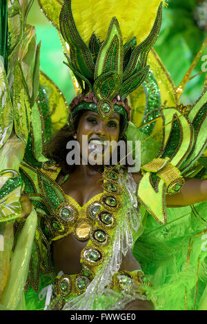 Samba-Tänzer auf eine allegorische Float, Parade der Samba-Schule in Leopoldinense Karneval 2016 in die Sambodromo Stockfoto