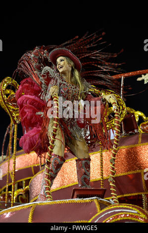 Samba-Tänzer auf eine allegorische Float, Parade der Samba-Schule in Leopoldinense Karneval 2016 in die Sambodromo Stockfoto