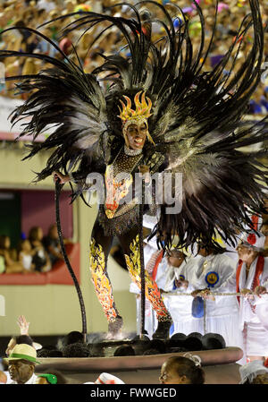 Samba-Tänzer auf eine allegorische Float, gekleidet wie ein Dämon, Parade der Samba Schule Estacio de Sá Stockfoto