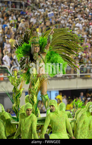 Samba-Tänzer auf eine allegorische Float, Parade der Samba-Schule in Leopoldinense Karneval 2016 in die Sambodromo Stockfoto