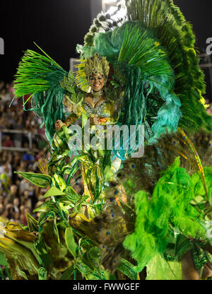 Samba-Tänzer auf eine allegorische Float, Parade der Samba-Schule in Leopoldinense Karneval 2016 in die Sambodromo Stockfoto