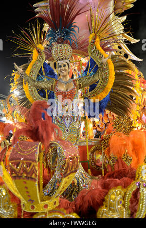 Samba-Tänzer mit einem reich verzierten Kostüm auf eine allegorische Float, Parade der Sambaschule Beija Flor de Nilópolis Stockfoto