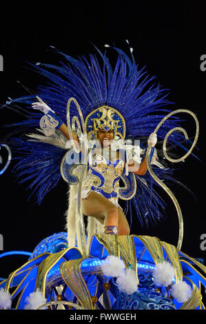 Samba-Tänzer auf eine allegorische Schwimmer, Parade der Samba Schule Beija Flor de Nilópolis, Sambodromo, Rio De Janeiro, Brasilien Stockfoto