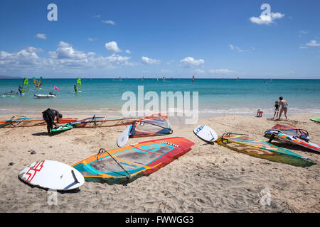 Surfbretter und Segel liegen am Strand, Playa Risco del Paso, Playa de Sotavento, Jandia, Fuerteventura, Kanarische Inseln Stockfoto