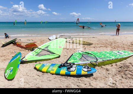 Surfbretter und Segel liegen am Strand, Playa Risco del Paso, Playa de Sotavento, Jandia, Fuerteventura, Kanarische Inseln Stockfoto