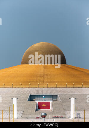 Mahadhammakaya Cetiya Chedi des Wat Phra Dhammakaya Tempel mit dem Logo der Dhammakaya Bewegung, Khlong Luang Bezirk Stockfoto