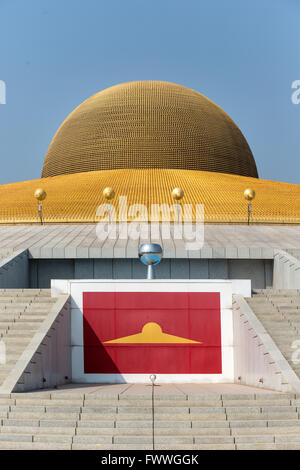 Mahadhammakaya Cetiya Chedi des Wat Phra Dhammakaya Tempel mit dem Logo der Dhammakaya Bewegung, Khlong Luang Bezirk Stockfoto