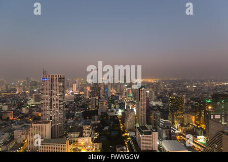 Panoramablick aus der Sky Bar des Lebua State Tower auf Bang Rak, Silom und Sathon Bezirk in der Morgendämmerung, Bangkok, Thailand Stockfoto