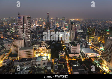 Panoramablick aus der Sky Bar des Lebua State Tower auf Bang Rak, Silom und Sathon Bezirk in der Morgendämmerung, Bangkok, Thailand Stockfoto