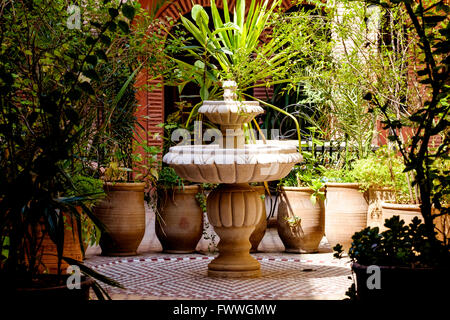 Ein Brunnen in einem kleinen Garten in der Rue Kennaria, Marrakesch, Marokko, Nordafrika Stockfoto