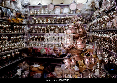 Besteck für den Verkauf in der Medina in Marrakesch, Marokko, Nordafrika Stockfoto