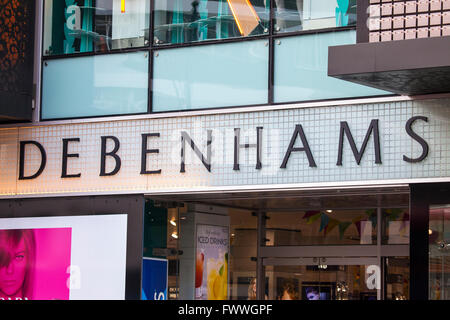 LONDON, UK - 7. April 2016: Das Logo auf der Außenseite des Kaufhauses Debenhams auf der Oxford Street im Zentrum von London, auf 7 Stockfoto