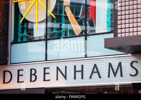 LONDON, UK - 7. April 2016: Das Logo auf der Außenseite des Kaufhauses Debenhams auf der Oxford Street im Zentrum von London, auf 7 Stockfoto