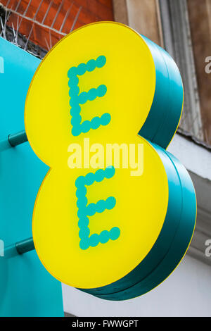 LONDON, UK - 7. April 2016: Das Logo auf der Außenseite ein EE-Retail-Store auf der Oxford Street in London, am 7. April 2016. Stockfoto
