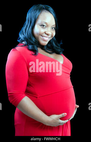 Young African American schwangere Frau Stand halten Magen Stockfoto