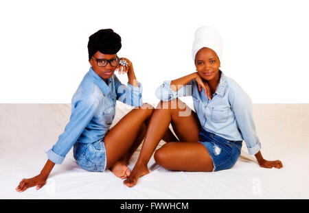 Zwei afroamerikanische Frauen sitzen In Kopftücher Stockfoto