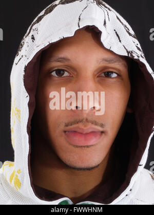 Junge schwarze Mann trägt eine Sweatshirt mit Kapuze Stockfoto