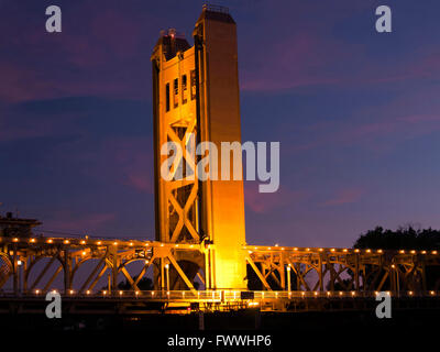 Tower Bridge über den Sacramento River Lichter in der Nacht Stockfoto
