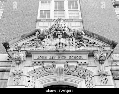 Reich verzierte Steinfassade an der John Jay High School in Brooklyn Stockfoto