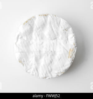 Camembert Käse isoliert auf weiss Stockfoto