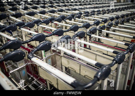 Gepäckwagen am Flughafen Stockfoto