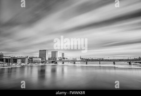 Die Innenstadt von Umeå, Schweden mit etwas Eis in den Fluss und die Wolken Stockfoto